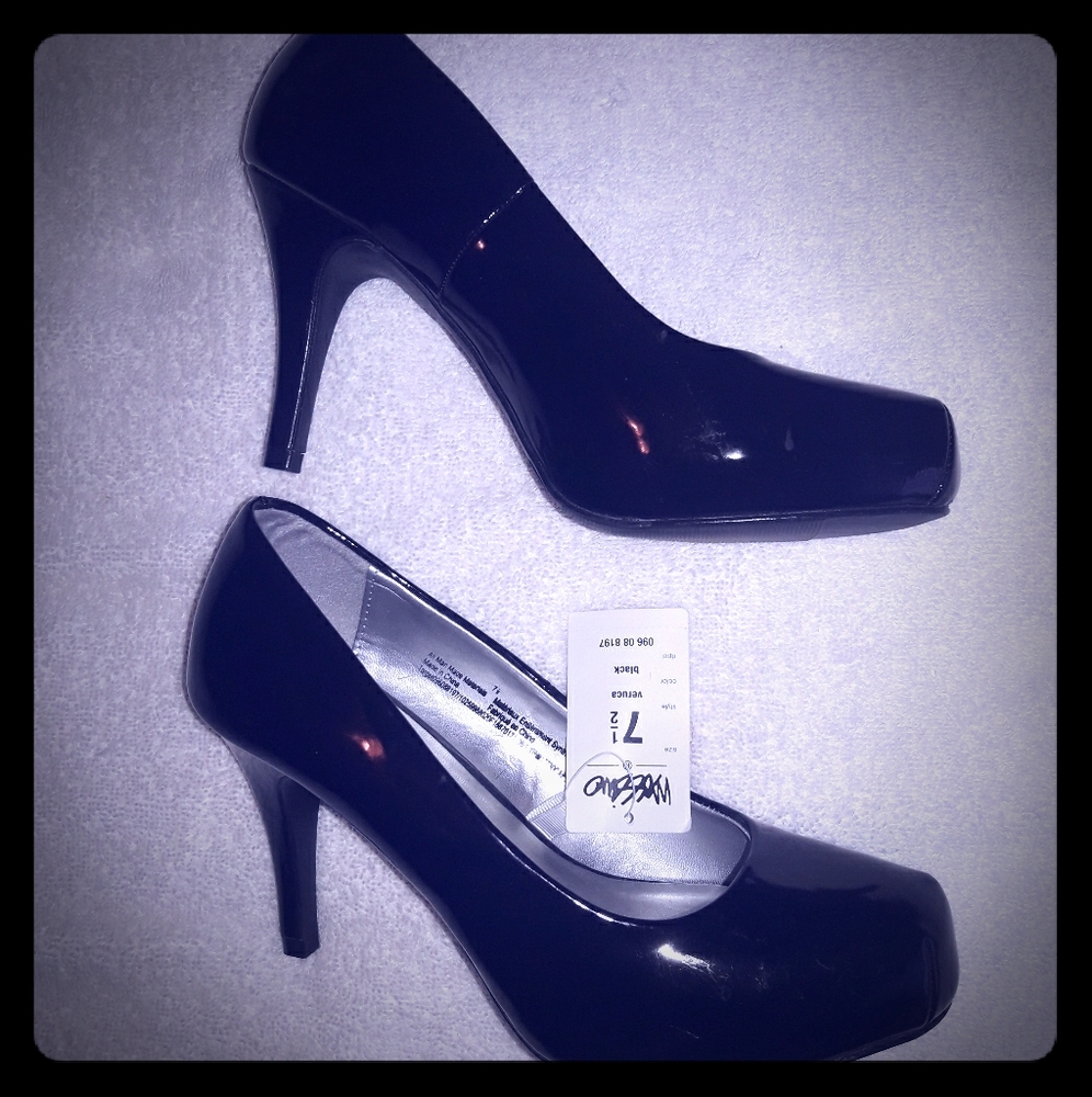 Black Pumps